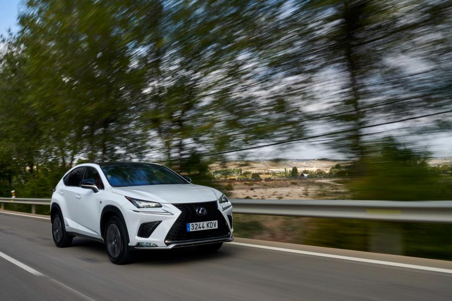  Lexus NX300h F-Sport 2017 года  (WW) (фото 8 из 20)
